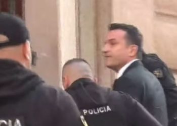 FOTOLAJM/ Veliaj hyn në Gjykatën Kushtetuese, përshëndet gazetarët