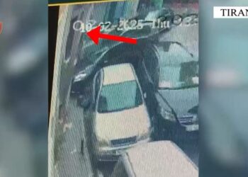 VIDEO/ Vodhi në lokal çantën plot me euro të një klienti dhe e fshehu në një rrugicë, arrestohet “skifteri” në Tiranë