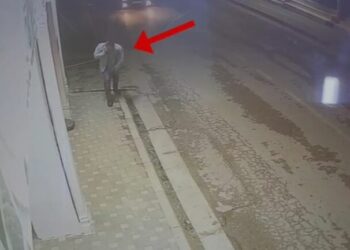 (VIDEO)Vrau me thikë 40-vjeçarin, autori shfaqet i qetë dhe duke folur në celular pas krimit