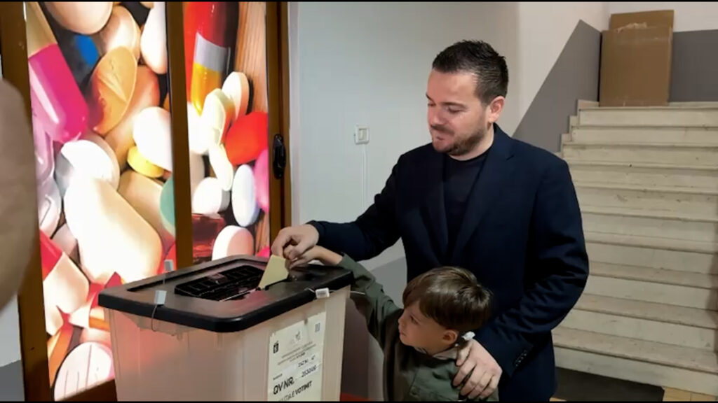 Ministri Andis Salla voton në Cërrik  Qytetarët të shprehin vullnetin e tyre