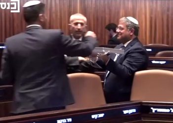 Miratohet dënimi me vdekje për arabët, ministri izraelit shpërndan ëmbëlsira në Parlament