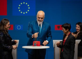“Na merrni në BE ose do ju përndjekim”! Festohet me tortë në Bruksel hapja e grupkapitullit të fundit