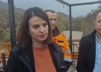 Lumi Shkumbin dëmton urën në fshatin Xhyrë, rreth 2500 banorë të bllokuar! Ministrja Koçiu në terren
