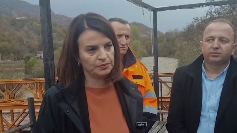 Lumi Shkumbin dëmton urën në fshatin Xhyrë  rreth 2500 banorë të bllokuar  Ministrja Koçiu në terren