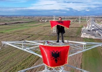Shqiptari sfidon lartësinë për 28 nëntorin, hipën në shtyllën e lartë për të vendosur flamurin kombëtar