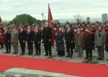 29 Nëntori/Homazhe në varrezat e Dëshmorëve për ditën e Çlirimit të vendit. Të pranishëm Begaj, Rama dhe Peleshi