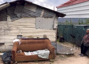 Mes skamjes e sëmundjes, apeli për ndihmë i nënës në Delvinë: Bashkia nuk na ndihmon, po jetojmë si qeni