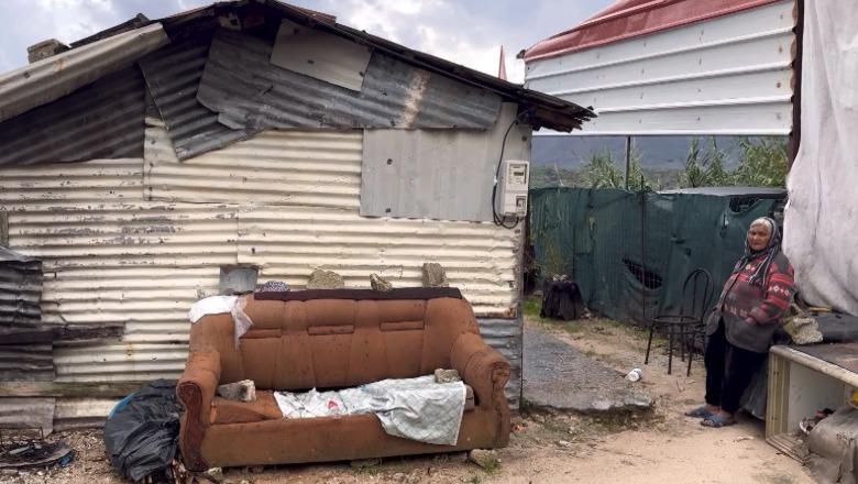 Mes skamjes e sëmundjes  apeli për ndihmë i nënës në Delvinë  Bashkia nuk na ndihmon  po jetojmë si qeni