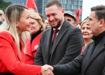 E kritikoi nënkryetaren e Bashkisë për koshat e plehrave, Braçe nxjerr foton me Anuela Ristanin: Ishte gëzim i madh…