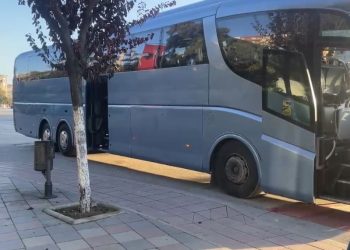 Homazhe në nderim të ish-kryeministrit Fatos Nano, dhjetëra qytetarë fierakë nisen drejt Tiranës