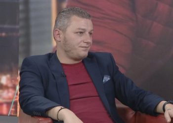 “Kam 3 familje”, këshilltari socialist zbulon si i gjeti prindërit biologjik: Jam njeriu më me fat në botë