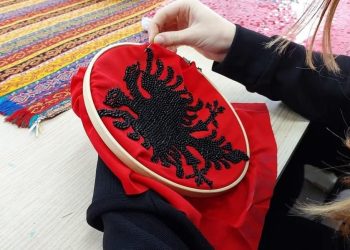 Art dhe zeje nëpër shkolla, Rama e nis ditën ‘kuq e zi’: Atmosfera e bukur e festave të Nëntorit