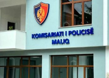E rëndë në Maliq! Tentoi të hynte në një banesë, gjendet i varur në kangjellat e murit