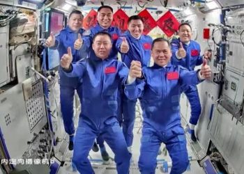 Ekuipazhi i “Shenzhou-21” hyn në stacionin hapësinor, takon ekuipazhin e “Shenzhou-20”