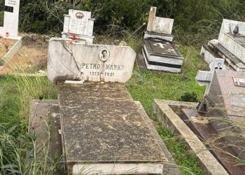 Një foto që na turpëron