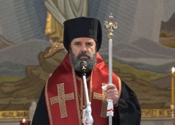 Për herë të parë në Tiranë: Mbahet në Katedralen “Ngjallja e Krishtit” mesha për festën e Flamurit