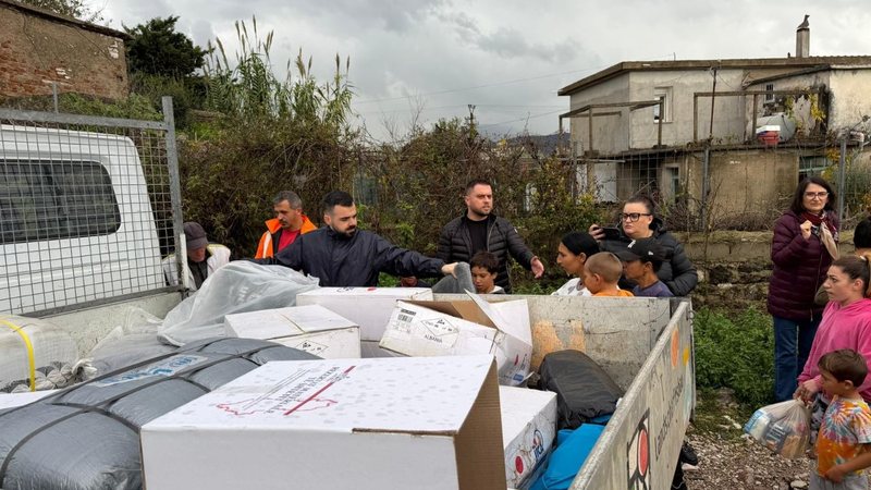 Shtëpitë u përmbytën nga moti i keq  25 persona strehohen me çadra në Çukë të Sarandës