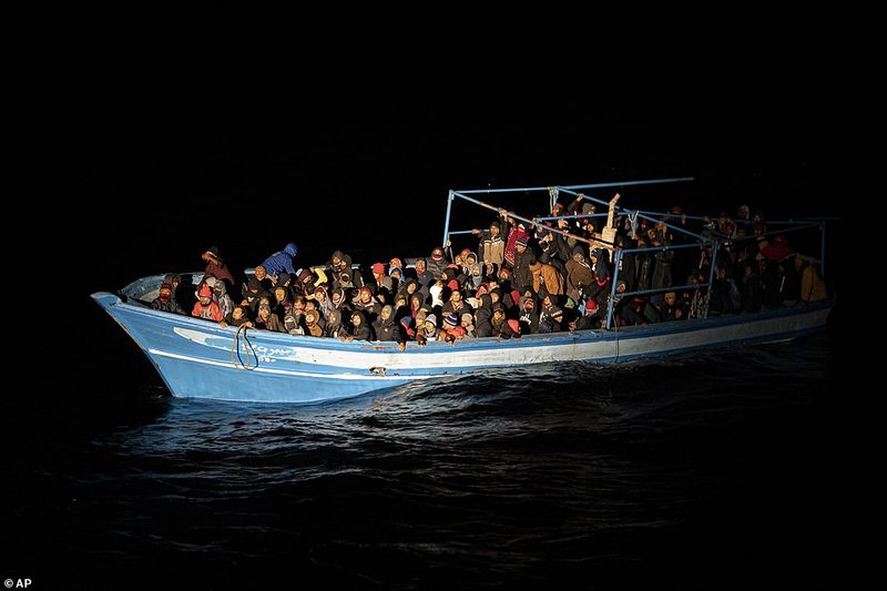 Qeveria britanike planifikon ndryshime të forta për azilkërkuesit  refugjatët do të përballen me 20 vjet pritje