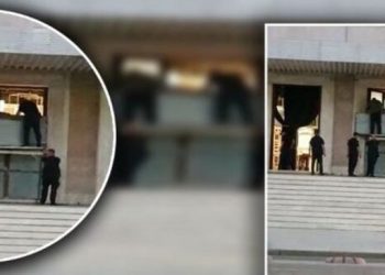 PD ka njoftuar protestë ditën e hënë, dyert e Kryeministrisë vishen me mburoja metalike