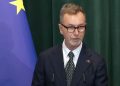Ambasadori i BE dorëzon progres raportin për Shqipërinë: KE, gati t’ju mbështesë për mbylljen e negociatave deri në fund 2027