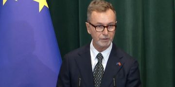 Ambasadori i BE dorëzon progres raportin për Shqipërinë: KE, gati t’ju mbështesë për mbylljen e negociatave deri në fund 2027