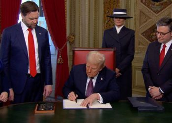 Trump nënshkruan ligjin për publikimin e dosjeve të Epstein, akuzon demokratët për fshehje të së vërtetës