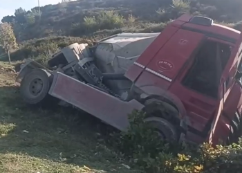 Del nga rruga mjeti i tonazhit të rëndë në aksin Lushnjë-Berat, plagoset rëndë drejtuesi