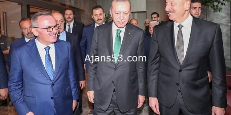 Biznesmeni Abdulkadir Kart me presidentët Erdogan dhe Aliyev