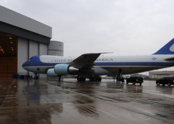 Alarm në bazën amerikane ku qëndron avioni Presidencial, stafi u sëmur pasi hapën pakon me pluhur të bardhë