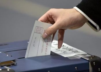 Dy kandidatët marrin vota të barabarta, shorti vendos kush do drejtojë bashkinë