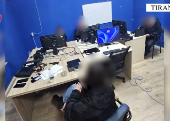 Zbulohet call center-i që mashtronte të huajt me bursa fiktive, arrestohet menaxheri dhe dy punonjës