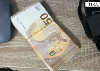 Morën peng biznesmenin për 5 mijë euro, arrestohen dy vajza në Tiranë