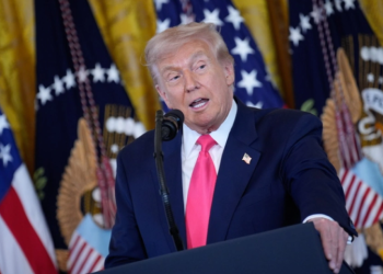 “Pyesni Clintonin për Epstein”, Trump: Mos humbni kohën me mua, kam një vend për të drejtuar