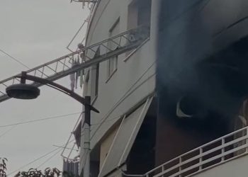 FOTO / Zjarr në një pallat në Astir, shpëtohen dy fëmijë të bllokuar