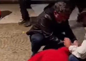 VIDEO / Bledi Çuçi i vjen në ndihmë tifozes që humbi ndjenjat para stadiumit ‘Air Albania’