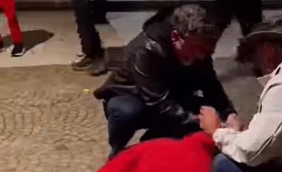 VIDEO   Bledi Çuçi i vjen në ndihmë tifozes që humbi ndjenjat para stadiumit  Air Albania 