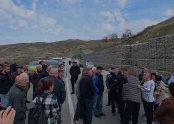 Banorët e fshatit Kalivaç bllokojnë Qukës-Qafë Plloçë, kërkojnë ndryshimin e projektit të rrugës