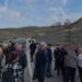 Banorët e fshatit Kalivaç bllokojnë Qukës-Qafë Plloçë, kërkojnë ndryshimin e projektit të rrugës