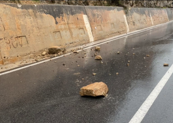 Reshje të dendura në Kukës, gurë dhe inerte në rrugë. Kufizime me energjinë elektrike në disa zona