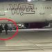 VIDEO / “Mbaje avionin se erdhëm!” Dy pasagjerë shpërthejnë derën e sigurisë dhe vrapojnë në pistë