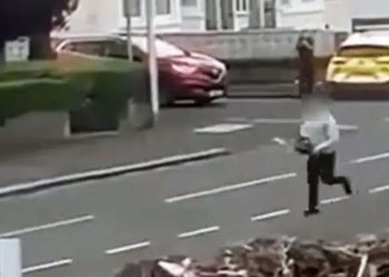 VIDEO / Shqiptari me sharrë elektrike në dorë ndjek policët britanikë në mes të rrugës