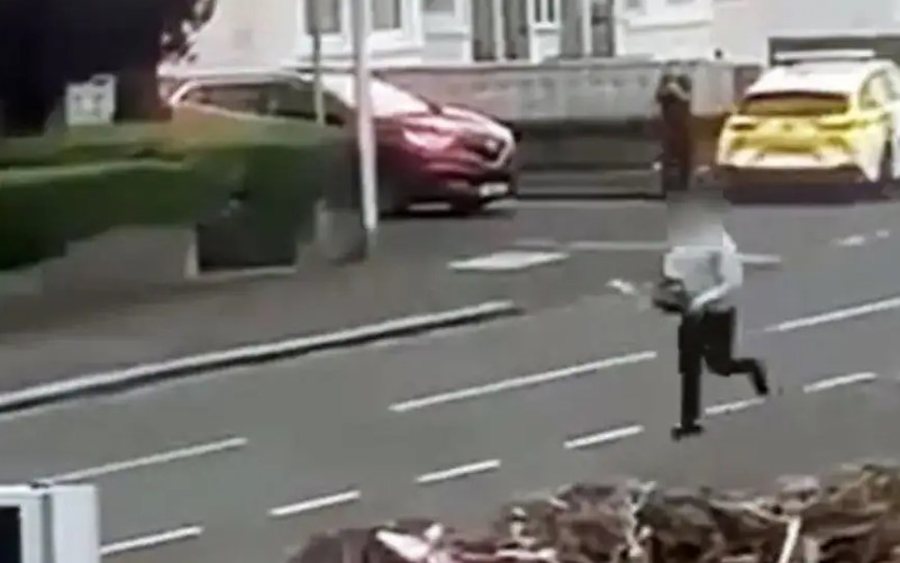 VIDEO   Shqiptari me sharrë elektrike në dorë ndjek policët britanikë në mes të rrugës