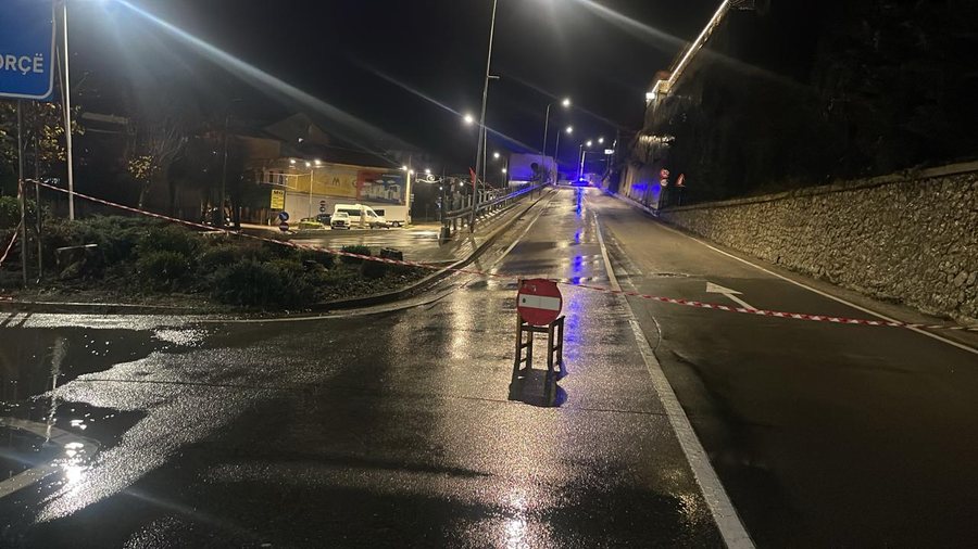 bllokohet-hyrja-e-unazes-se-pogradecit-bashkia-njofton-drejtuesit-e-mjeteve-shkak-renia-e-gureve-po-punohet