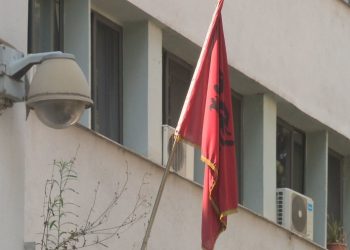 Nxiti ndarje dhe urrejtje me postime fyese për flamurin në Facebook, dënohetme 2 vite burg i riu nga Kosova