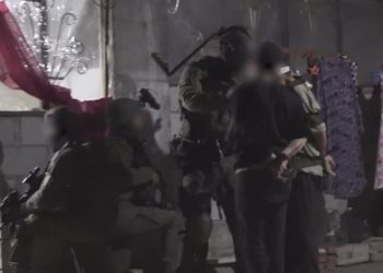 “Largohuni, po kryeni krime lufte!” Izraeli vret 13 sirianë, shumica gra dhe fëmijë