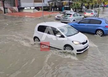 Mëngjesi e gjen Durrësin të mbushur me ujë, probleme në kryqëzimet kryesore