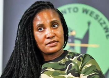 Mashtrimi që çoi afrikanët në frontin e Ukrainës, jep dorëheqjen vajza e ish-presidentit të Afrikës së Jugut