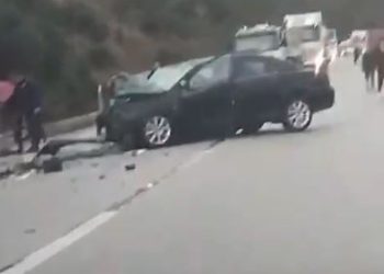 VIDEO- Përplasen “kokë më kokë” dy makina në aksin Levan-Tepelenë, raportohet për të plagosur