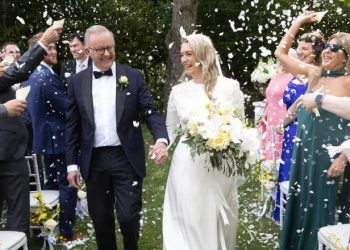 I pari zyrtar që celebrohet në detyrë/ Kryeministri australian Albanese martohet në rezidencën zyrtare