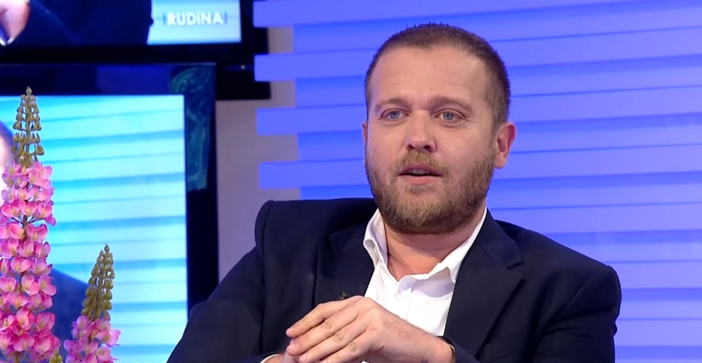  Jemi një komb që i ka dhënë historisë botërore   deputeti i PS  Nuk dimë të vlerësojmë gjërat tona